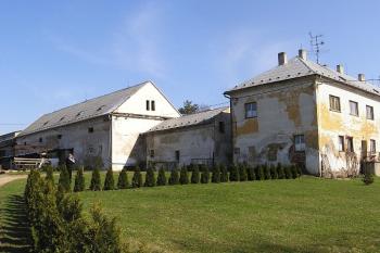 Panorama hukovického zámku a dvora od západu (© Jan P. Štěpánek 05/2006)