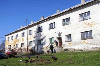 Hlavní vstupní průčelí bývalého zámku (© Jan P. Štěpánek 05/2006)