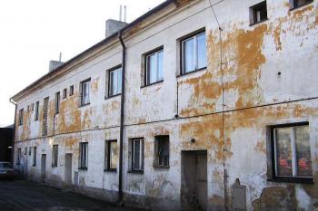 Nádvorní strana bývalého zámku (© Jan P. Štěpánek 05/2006)