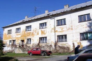 Vstupní průčelí zámku (© Jan P. Štěpánek 05/2006)