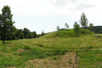 Tvrziště v Hodslavicích od severu ( © Jan P. Štěpánek 07/2007)