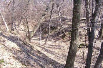 Pohled z jihovýchodního cípu jádra hrádku k severovýchodu, do příkopu (© Jan P. Štěpánek 04/2006)