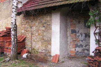 Severozápdní obvodová kamenná zeď dvora je dodnes uchována ve hmotě budov ( © Jan P. Štěpánek 03/2007)