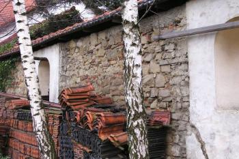 Severozápdní obvodová kamenná zeď dvora je dodnes uchována ve hmotě budov ( © Jan P. Štěpánek 03/2007)