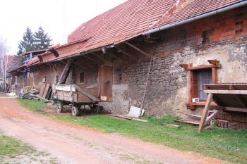 Severozápadní fronta bývalého dvora je dodnes tvořena starou kamennou zdí ( © Jan P. Štěpánek 03/2007)