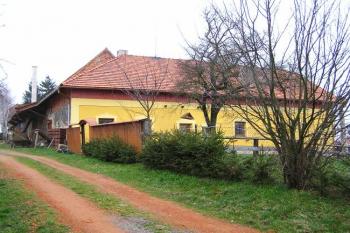 Pohled na postupně rekonstruovaný dvůr od jihozápadu ( © Jan P. Štěpánek 03/2007)