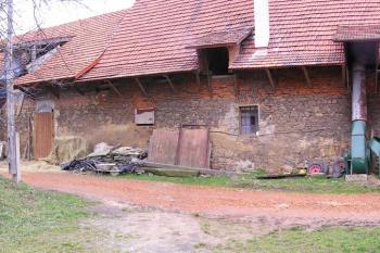 Panorama severozápadní fronty bývalého dvora (tvrze) ( © Jan P. Štěpánek 03/2007)