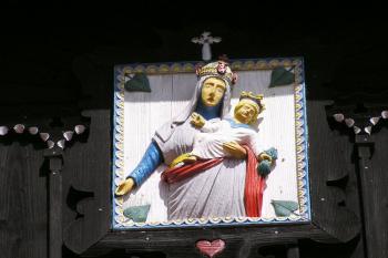 Dřevěná plastika Panenky Marie s děťátkem ve štítě kaple ( © Jan P. Štěpánek 04/2007)
