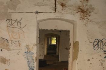 chodba ,procházející všemi místnostmi na jz.straně zámku (© D Dohňanský, 12/2014)