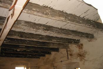 rozpadající se trámový strop (© D Dohňanský, 12/2014)