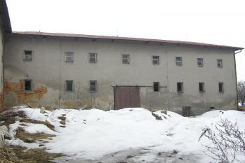 Bývalé vstupní křídlo zámku v Polance. ( © Jan P. Štěpánek 03/2006)