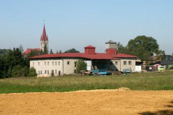 Celkový pohled na zámek (v pozadí kostel sv. Anny) ( © Miroslav BITTER 08/2006)