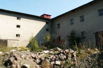 Vlevo na snímku bývalá sýpka vpravo pak zámecké křídlo ( © Miroslav BITTER 08/2006)