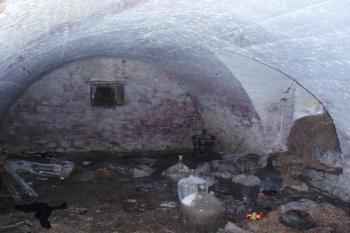 místnost valeně klenutého sklepa pod jihozápadním křídlem ( © Jan P. Štěpánek 11/2006)