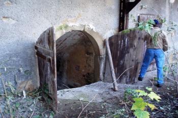 vstup do sklepů pod jižním křídlem z nádvoří ( © Jan P. Štěpánek 11/2006)
