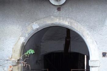 původní kamenné ostění portálu, kam ústilo schodiště od vstupního portálu zámku na nádvoří ( © Jan P. Štěpánek 11/2006)