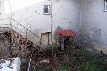 severovýchodní nároží nádvoří, výstup na dnešní pavlač a vstup do sklepa pod seveovýchodním nárožím zámku ( © Jan P. Štěpánek 11/2006)