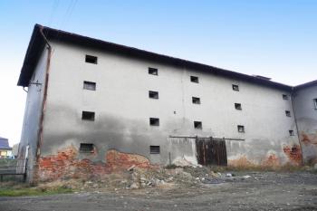 jižní fronta západního hospodářského křídla zámku ( © Jan P. Štěpánek 12/2008)