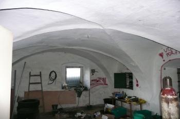 klenutý interiér místnosti v nejstarším severním křídle zámku ( © Jan P. Štěpánek 12/2008)