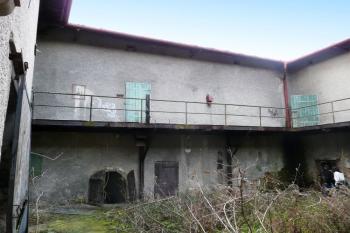 jižní průčelí nádvoří se vstupem do sklepů pod jižním křídlem ( © Jan P. Štěpánek 12/2008)