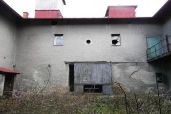 východní fronta nádvoří se vstupem do zaniklé kaple ( © Jan P. Štěpánek 12/2008)