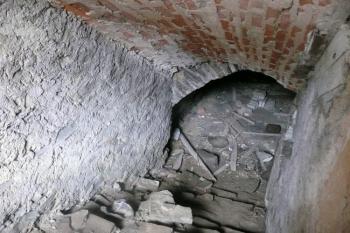 schodiště do sklepení pod jižním křídlem ( © Jan P. Štěpánek 12/2008)