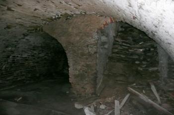dvouprostorové sklepení pod jižním křídlem ( © Jan P. Štěpánek 12/2008)