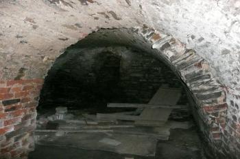 místnost sklepení pod jižním křídlem ( © Jan P. Štěpánek 12/2008)