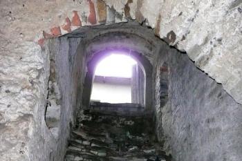 pohled ze sklepení pod jižním křídlem na schodiště na nádvoří zámku ( © Jan P. Štěpánek 12/2008)