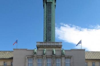 socha Ikara před hlavním průčelím Nové radnice (© Jan P. Štěpánek   08/2012)
