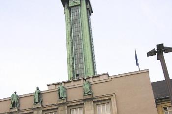 Vstupní část Nové radnice s věží. ( © Jan P. Štěpánek 03/2006)
