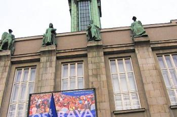Podhled na vstupní část Nové radnice s věží a sochami. ( © Jan P. Štěpánek 03/2006)