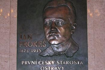 Pamětní deska na starostu Jana Prokeše (1873 - 1935) ve vstupní hale Nové radnice. ( © Jan P. Štěpánek 03/2006)