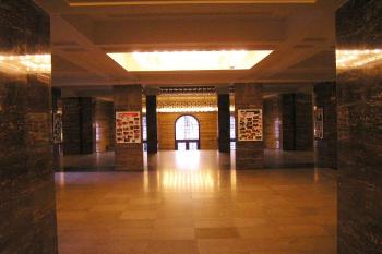 Vstupní hala Nové radnice obložená mramorem. ( © Jan P. Štěpánek 03/2006)