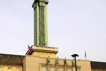 Celkový pohled na vstupní, střední, část Nové radnice. ( © Jan P. Štěpánek 03/2006)