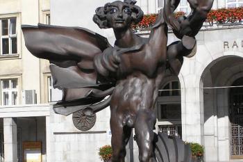 Poněkud kontroverzní a kritizovaná socha představující Ikara, stojící před vstupem do radnice (© Jan P. Štěpánek, 09/2006)