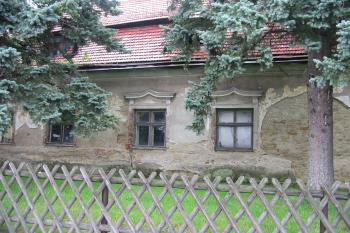 západní průčelí je trochu ještě vidět (© D Dohňanský, 08/2014)