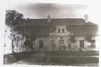 vstupní průčelí na staré fotografii (© obecní úřad Loučka)