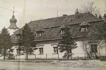 fotografie zámku někdy z 2. pol. 20. stol. (© obecní úřad Loučka)