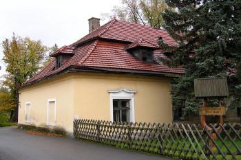částečně opravená část zámku v Loučce ( © Jan P. Štěpánek 10/2007)