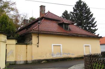 opravená fasáda severního čela zámku ( © Jan P. Štěpánek 10/2007)