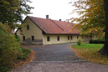 hospodářské objekty na severu dvora ( © Jan P. Štěpánek 10/2007)