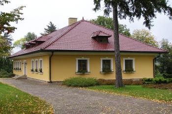 správa Statků T. Bati v nové historizující budově východně od zámku ( © Jan P. Štěpánek 10/2007)