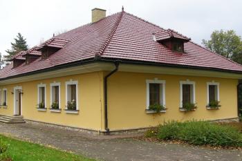 správa Statků T. Bati v nové historizující budově východně od zámku ( © Jan P. Štěpánek 10/2007)