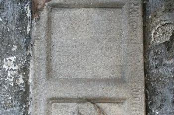 Náhrobník s erbem Flaxiů z Čenkova, patřil pravděpodobně Janu Flaxiovi, v letech 1614-36 arciděkanu v Horšovském Týně ( © Filip Matoušek 08/2005)