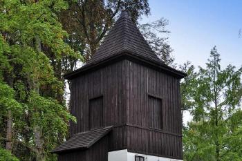 Zvonice u kostela. (© Radovan Smokoň 9/2014)
