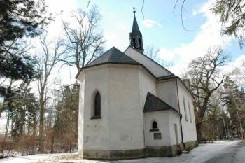 Pohled na kostel od náměstí ( © Aleš Marek 03/2006)