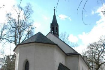 Pohled na zadní část kostela ( © Aleš Marek 03/2006)