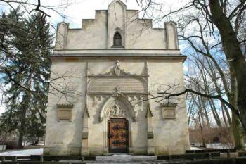 Čelo kostela ( © Aleš Marek 03/2006)