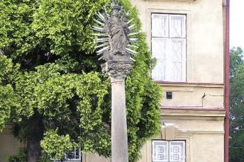 Soška Madony s dítětem na zdobeném korinstském sloupu před zdejší farou. ( © Jan P. Štěpánek 2004)